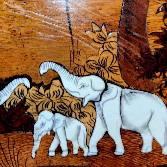 Vintage handmade oval Indian wooden plaque - Picture 7 of 12